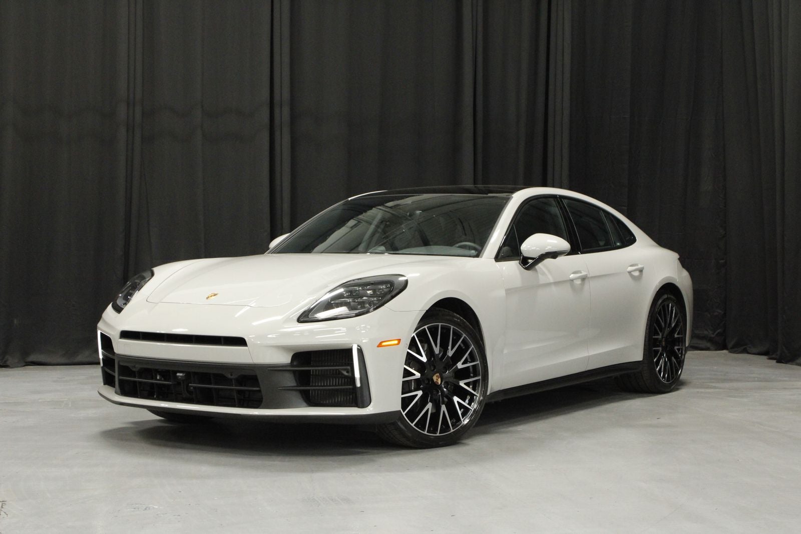 2025 Porsche Panamera 4's photo