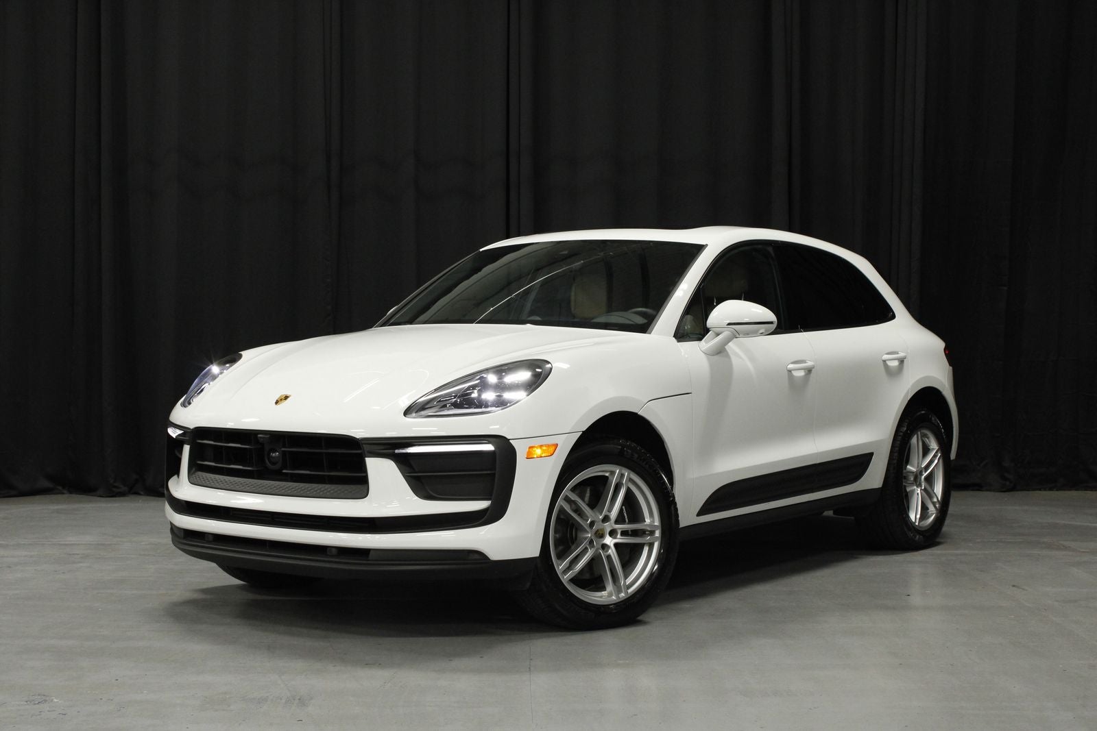 2025 Porsche Macan -'s photo