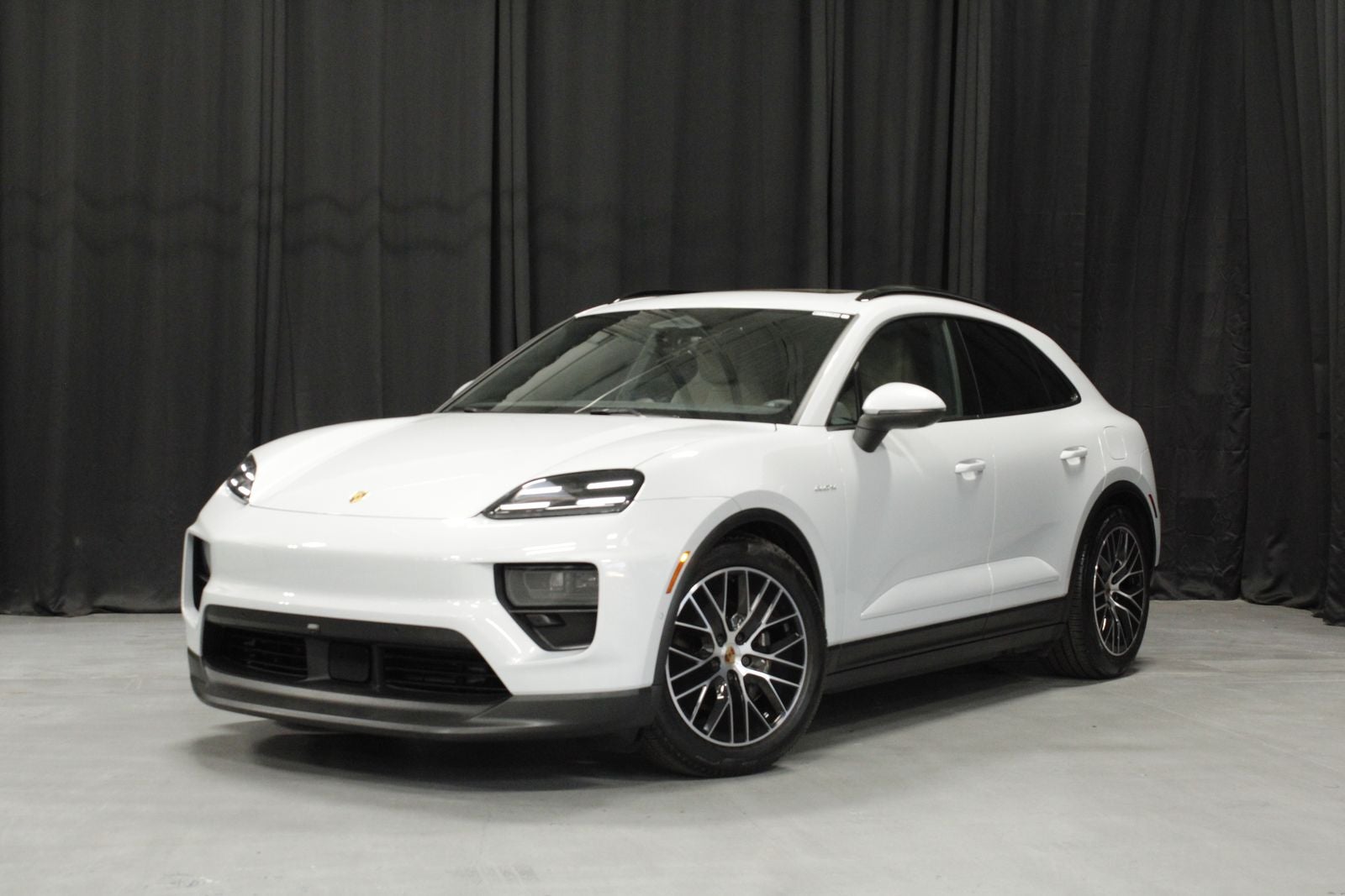 2025 Porsche Macan Macan Electric's photo